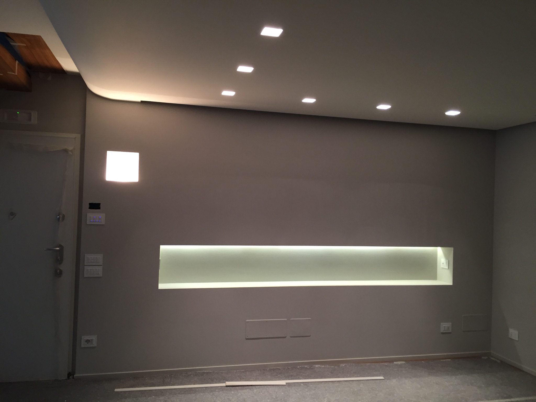 Parete attrezzata con nicchia LED