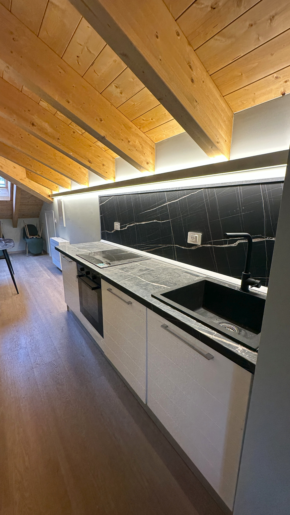 Cucina mansardata con strip LED