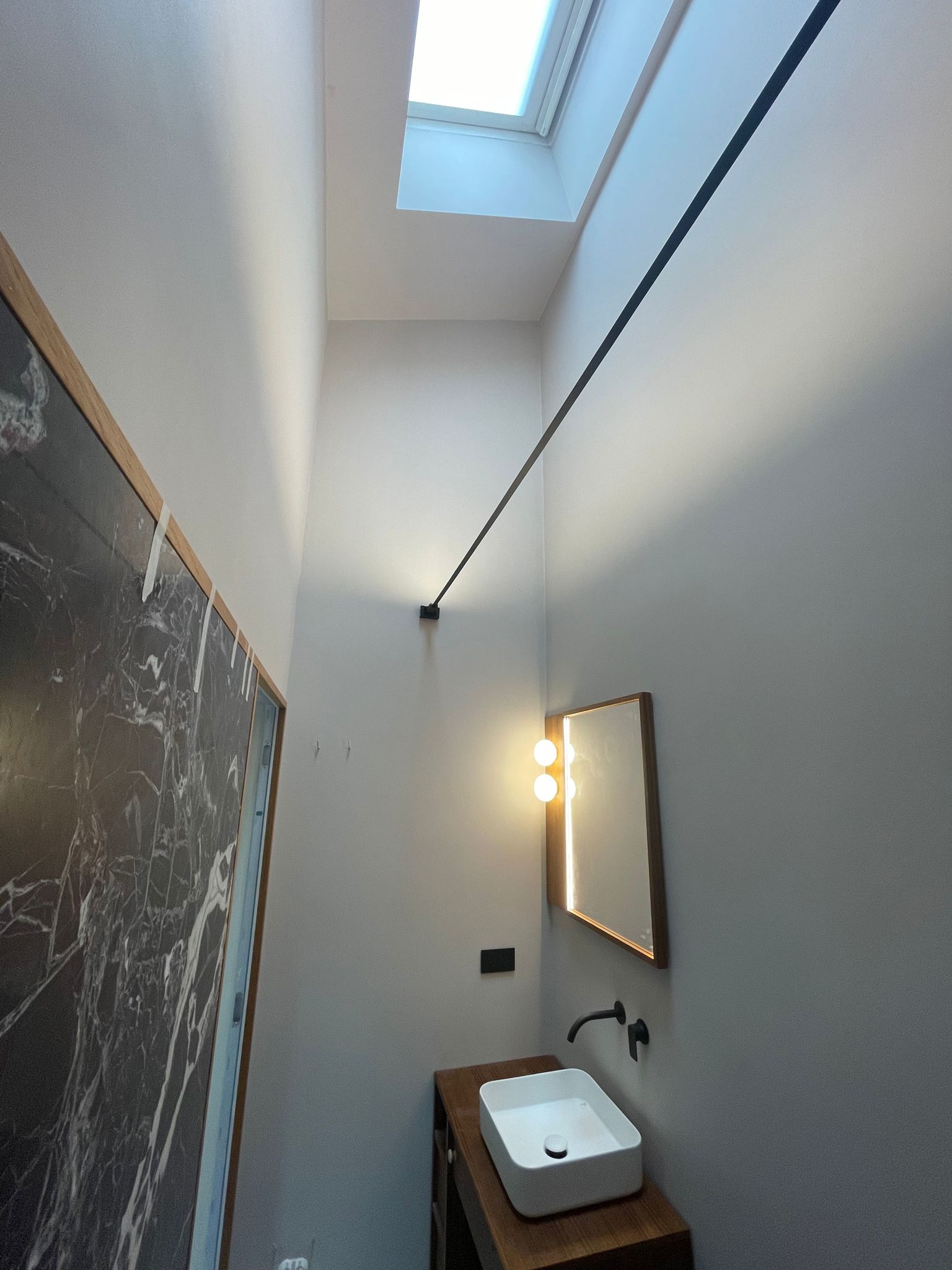 Bagno moderno con luce integrata
